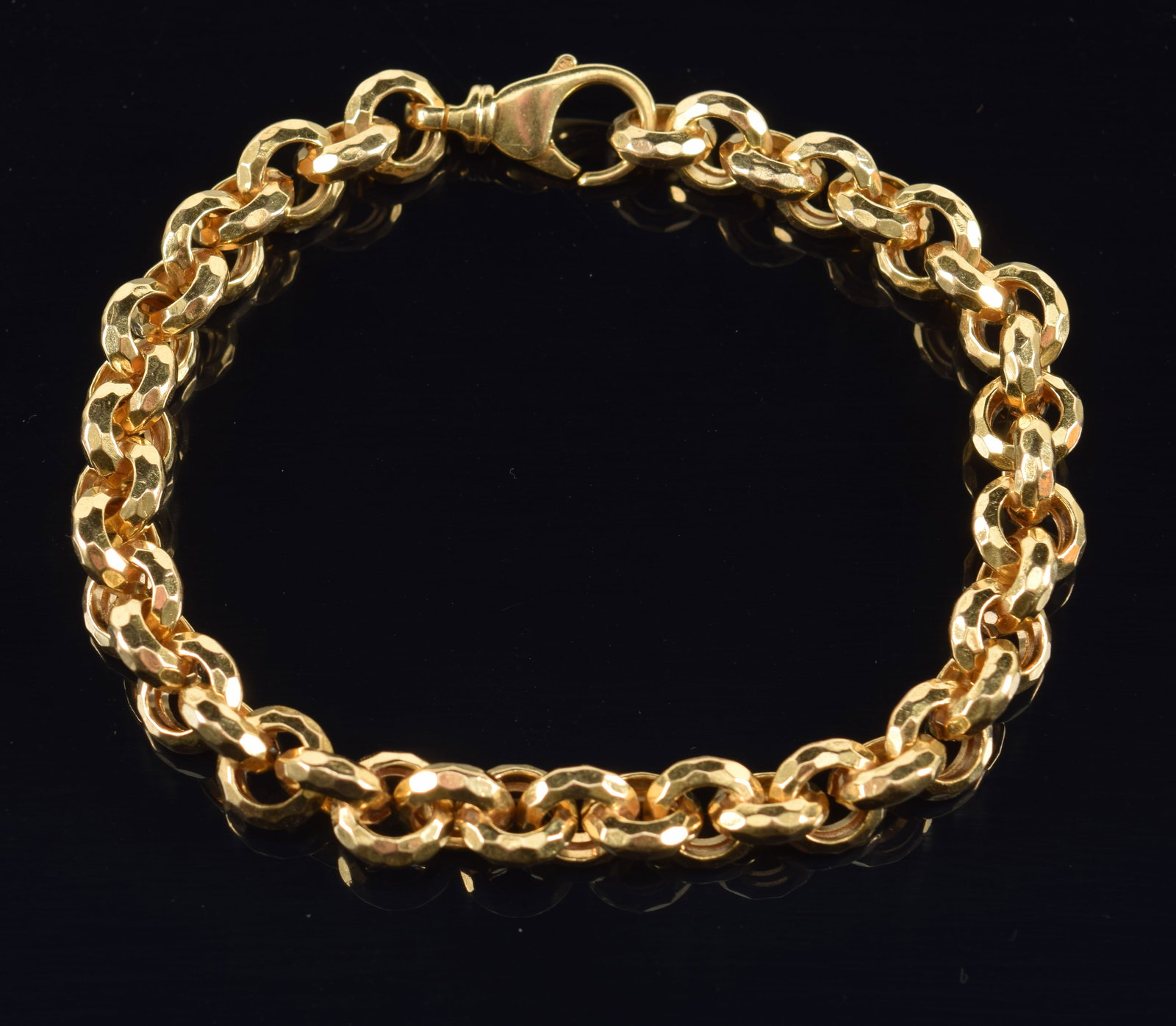 14K gold diamond cut round link bracelet. 8in length. Marked 14K Italy. 12.4 grams.: 14K gold diamond cut round link bracelet. 8in length. Marked 14K Italy. 12.4 grams.