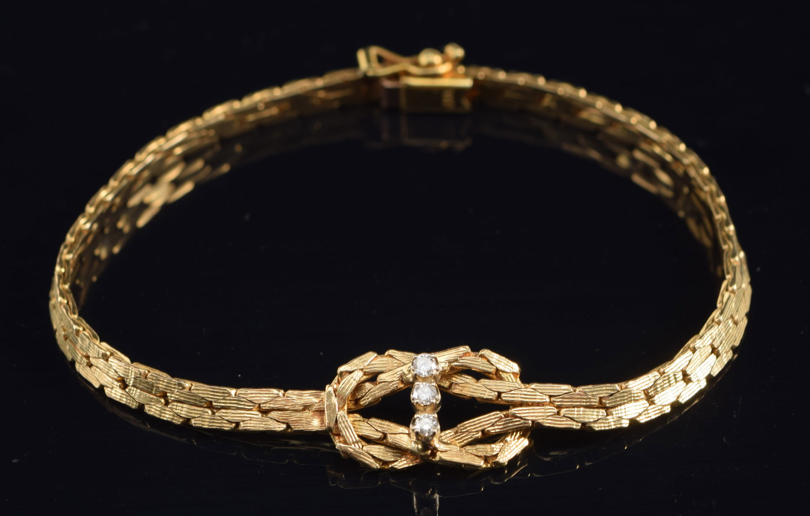 14K gold link bracelet with 3 diamond knot. Clasp marked K14 Italy. 7.25in length. 11.9 grams.: 14K gold link bracelet with 3 diamond knot. Clasp marked K14 Italy. 7.25in length. 11.9 grams.