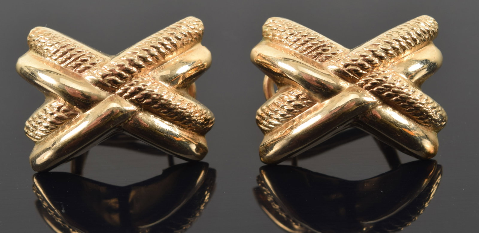 14K gold "X" form earrings. Stamped. 7/8in length. 5.5 grams.: 14K gold "X" form earrings. Stamped. 7/8in length. 5.5 grams.