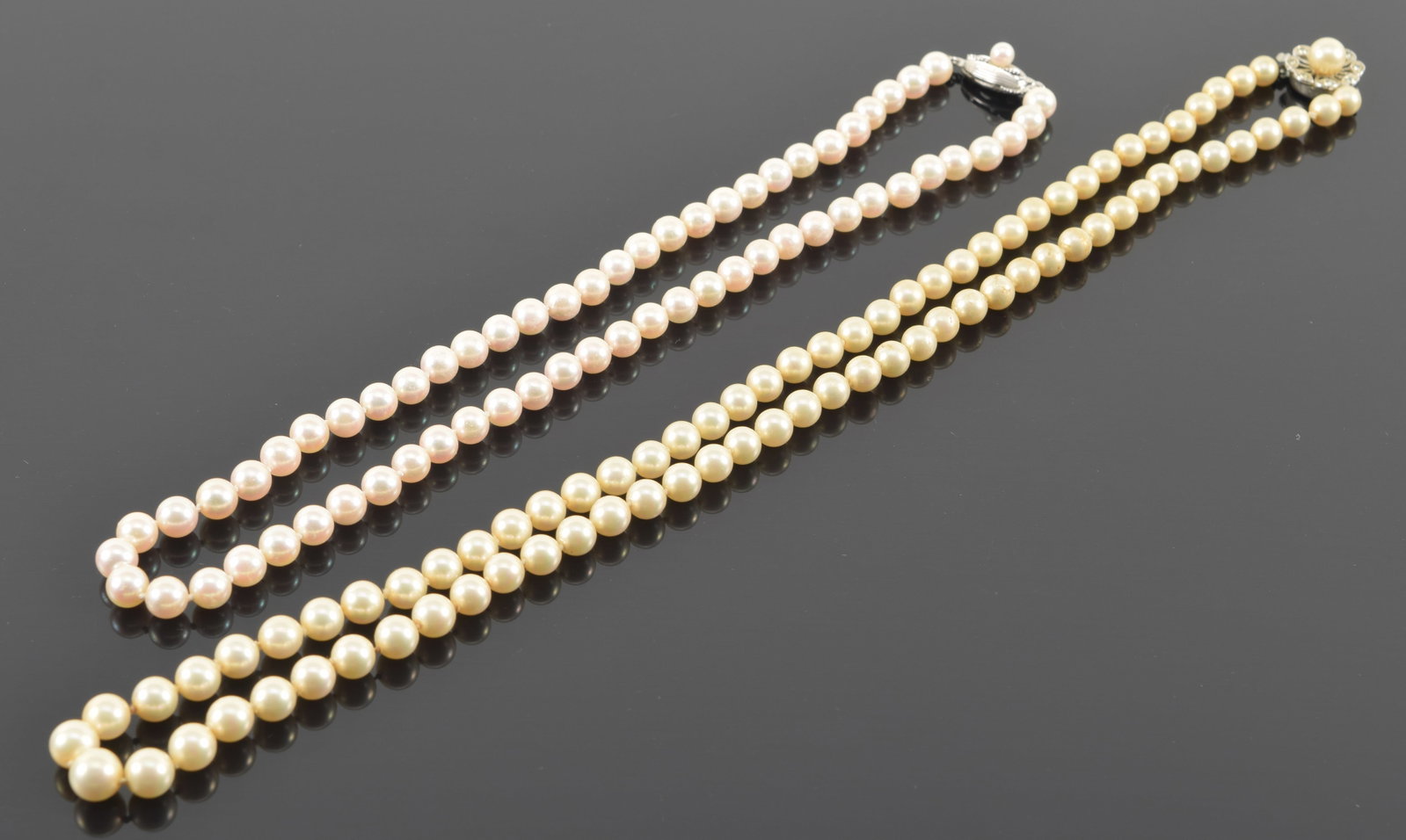 2 silver clasped pearl necklaces. 18in and 24in lengths.: 2 silver clasped pearl necklaces. 18in and 24in lengths.