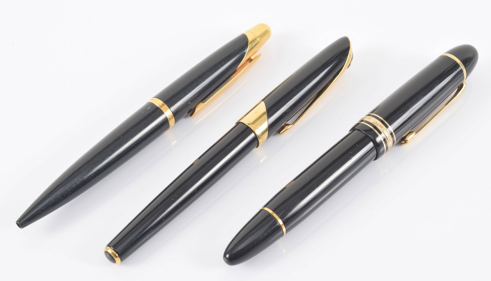 3 Fine pens including a Montblanc Meistruck no. 149 with a 14k nib, a Parker with an 18k nib and an: 3 Fine pens including a Montblanc Meistruck no. 149 with a 14k nib, a Parker with an 18k nib and an Alfred Dunhill retractable ball point.