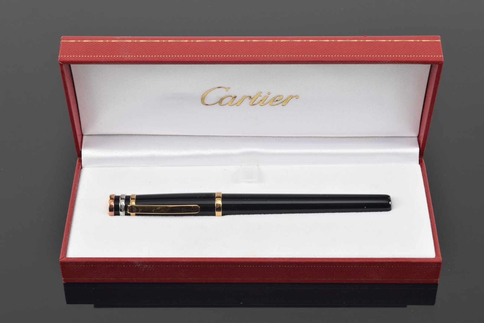 Cartier fountain pen with tricolored gold and 18K gold knib in original box.: Cartier fountain pen with tricolored gold and 18K gold knib in original box.