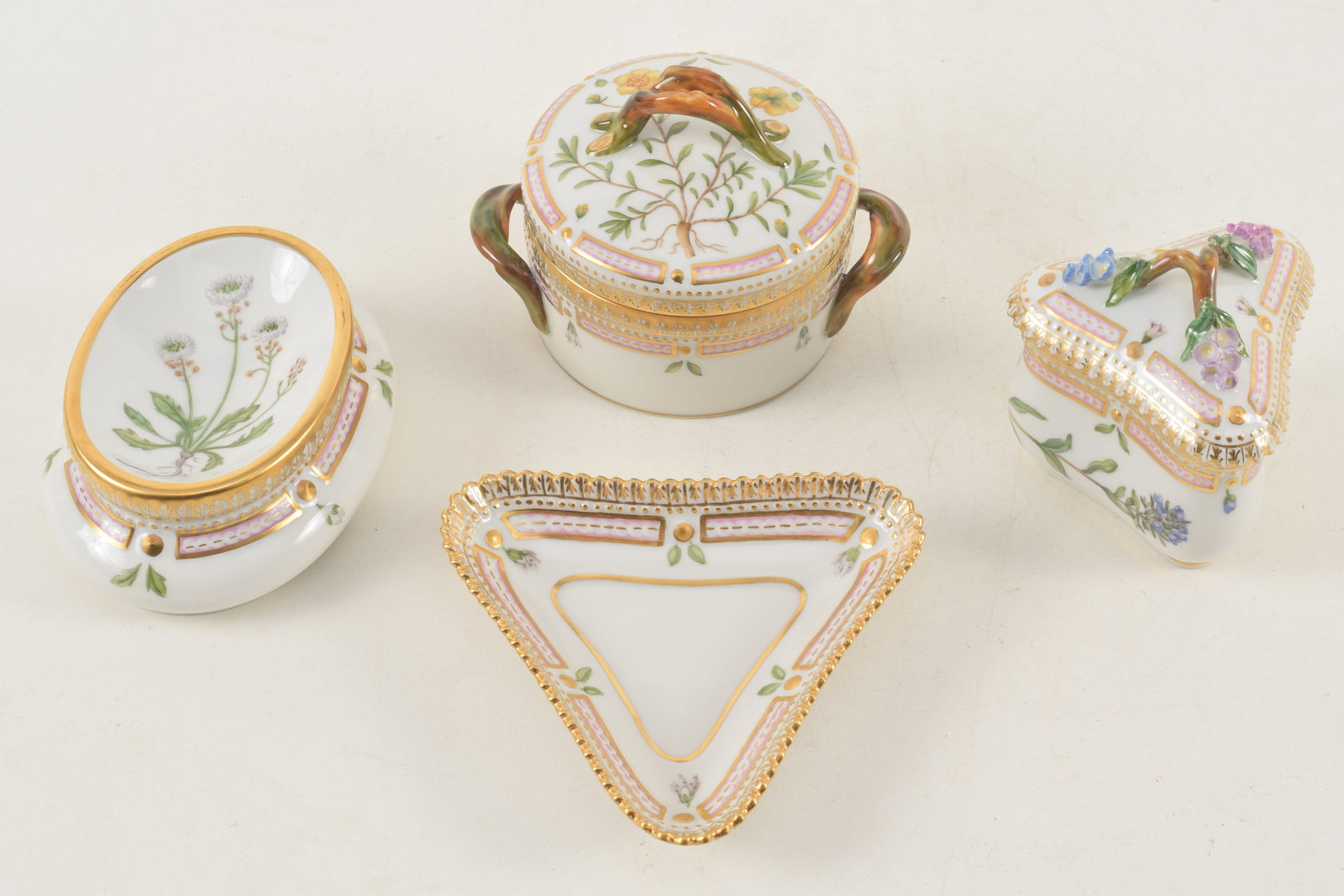 3 Royal Copenhagen Flora Danica pattern items. Including a triangular cream cup with lid and saucer: 3 Royal Copenhagen Flora Danica pattern items. Including a triangular cream cup with lid and saucer 3576, sugar bowl with lid 3624 and a salt cellar 3625.