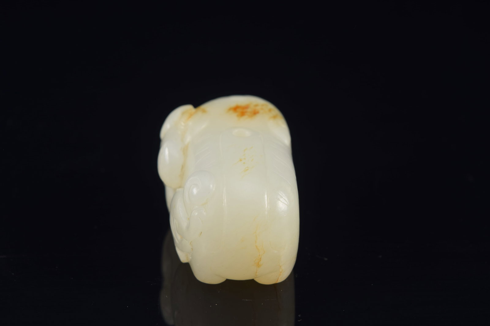 Jade pendant. China. 18th century. Pure white stone with a russet mark. Chih lung and a foo dog. - 4