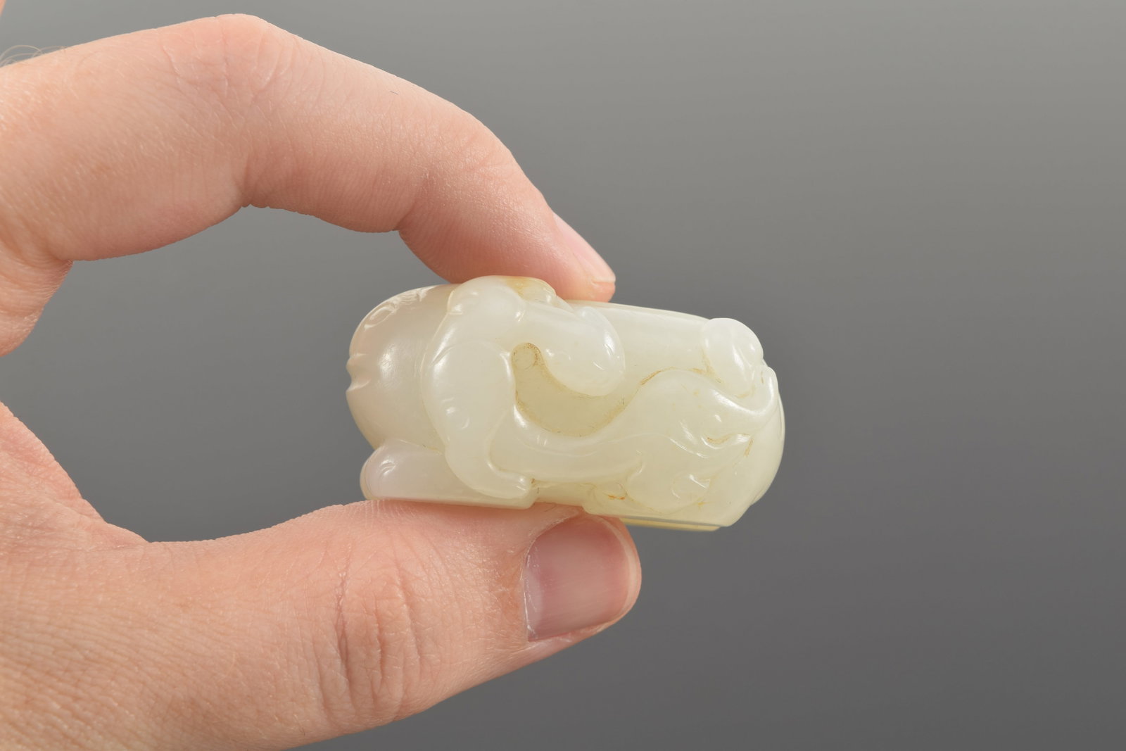 Jade pendant. China. 18th century. Pure white stone with a russet mark. Chih lung and a foo dog. - 7