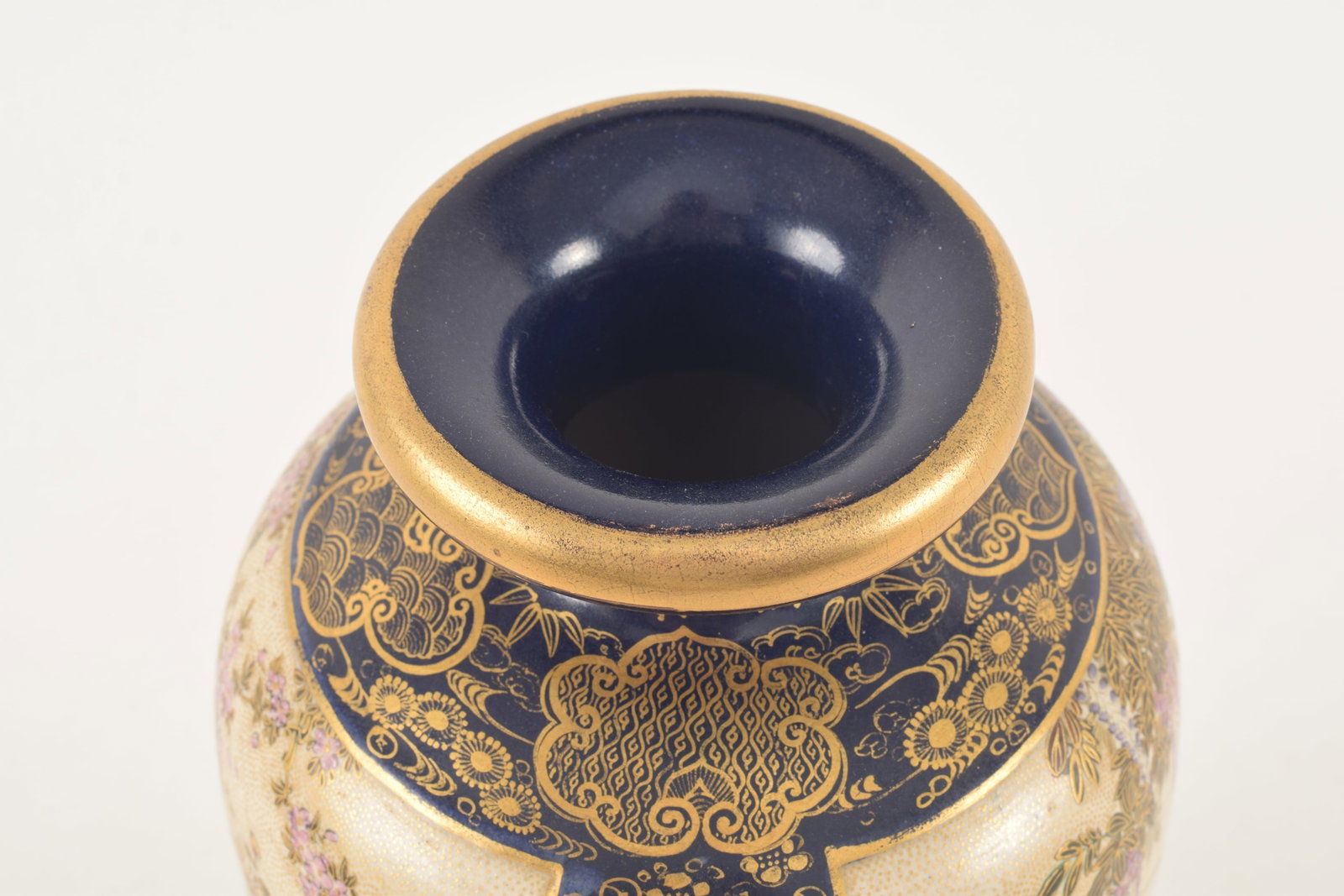 Satsuma vase. Japan. Meiji period (1868-1912). Decoration of mandarin ducks on a brocaded blue - 6