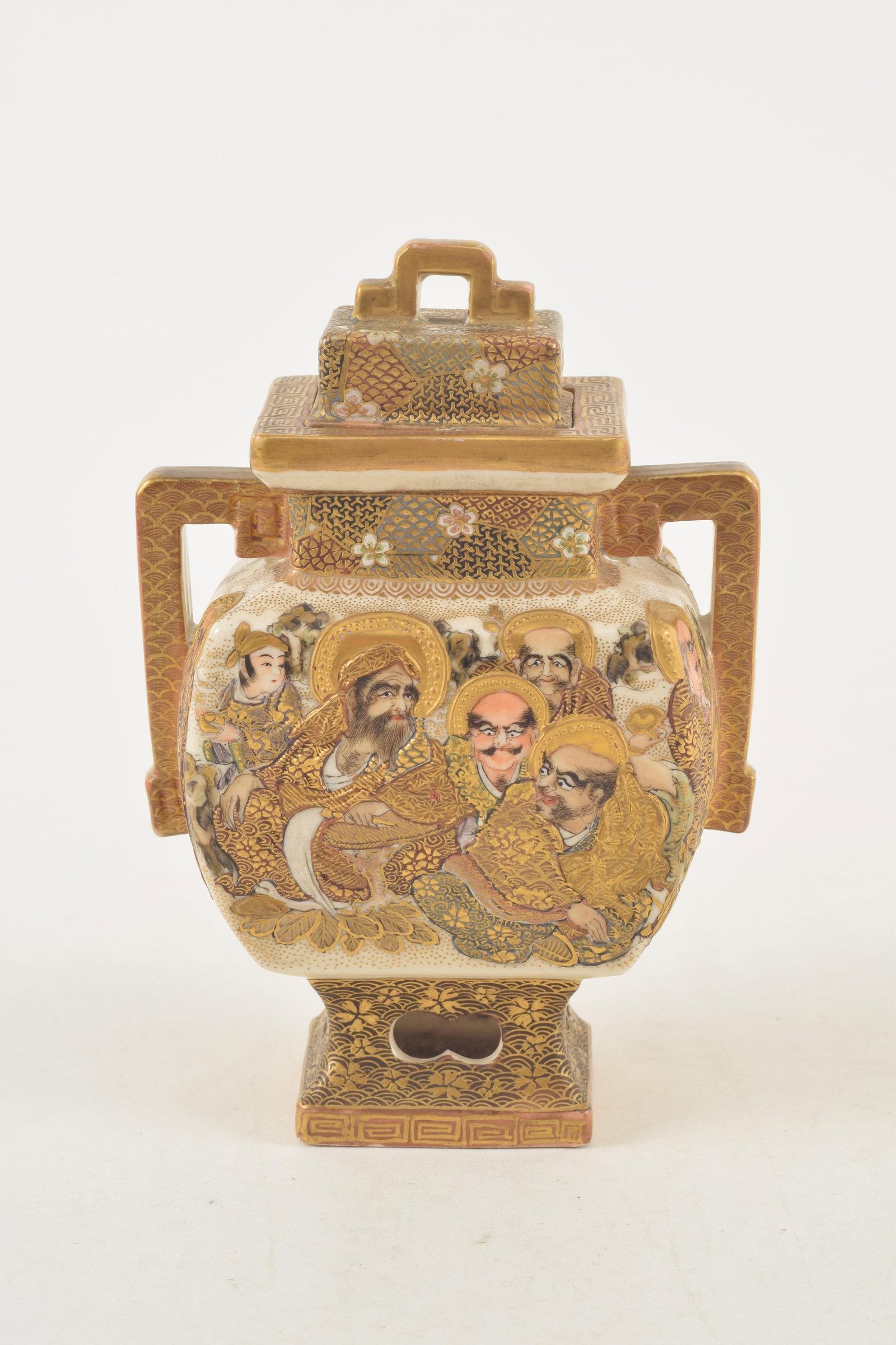 Satsuma covered jar. Japan. Meiji period (1868-1912). "Hundred Rakan" pattern of buddhist saints. - 4