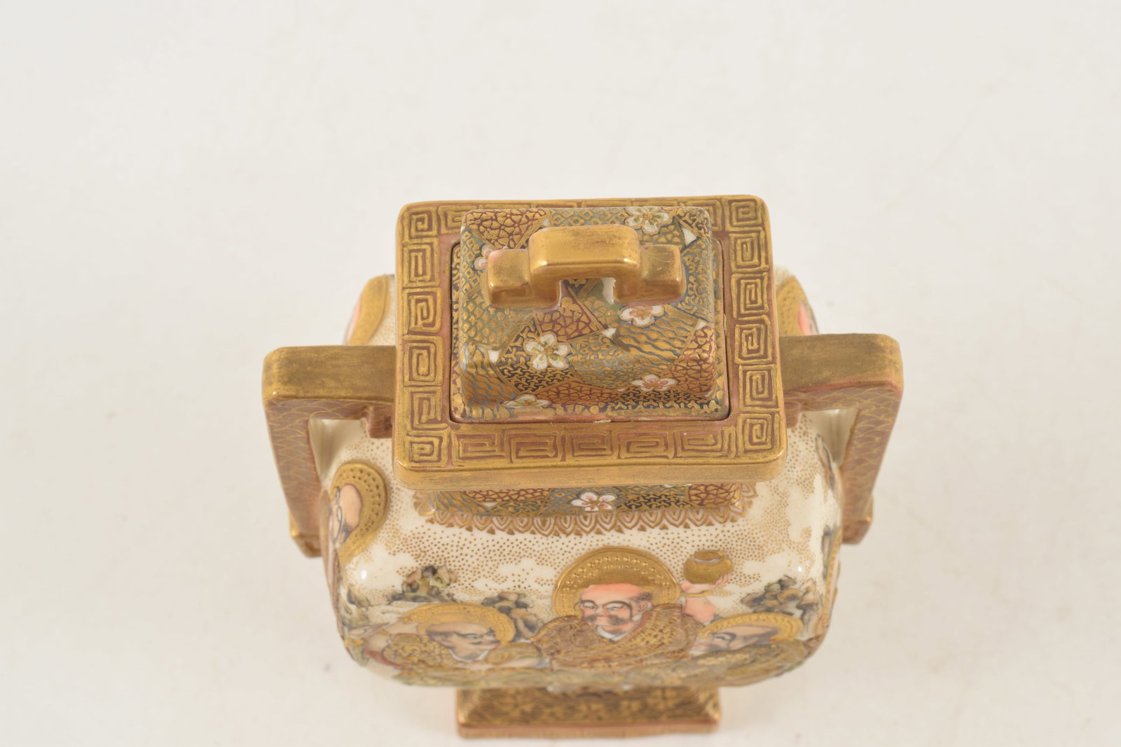 Satsuma covered jar. Japan. Meiji period (1868-1912). "Hundred Rakan" pattern of buddhist saints. - 6
