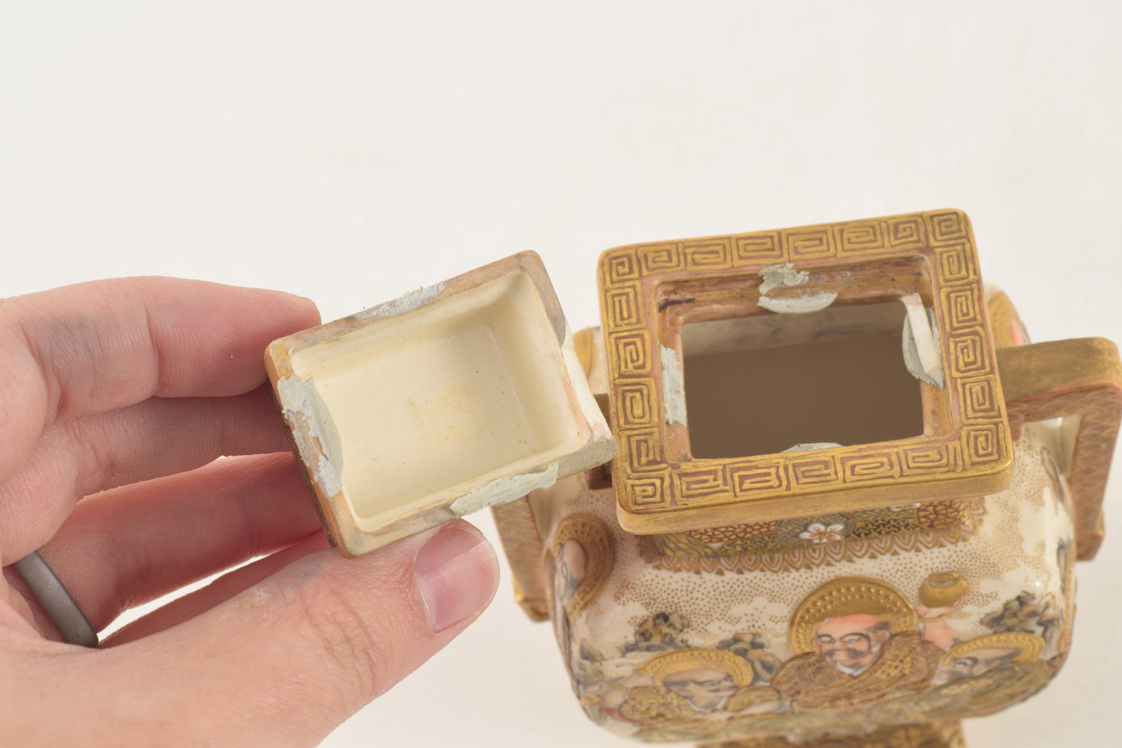 Satsuma covered jar. Japan. Meiji period (1868-1912). "Hundred Rakan" pattern of buddhist saints. - 7