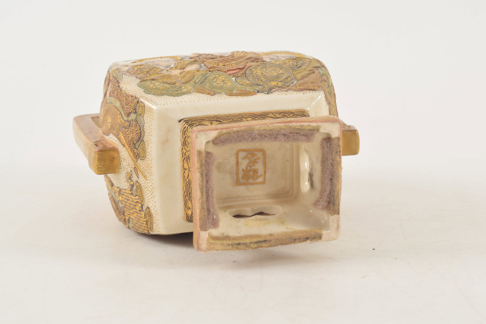 Satsuma covered jar. Japan. Meiji period (1868-1912). "Hundred Rakan" pattern of buddhist saints. - 8