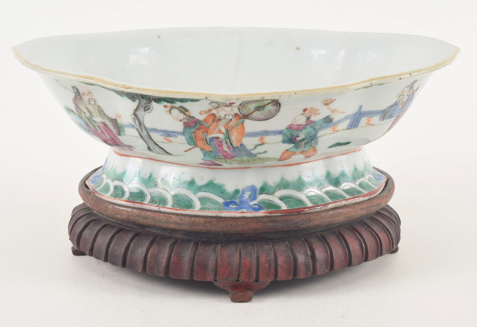 19th/20th century Chinese famille verte porcelain shaped dish. Figures in landscape decoration. (1 of 6)