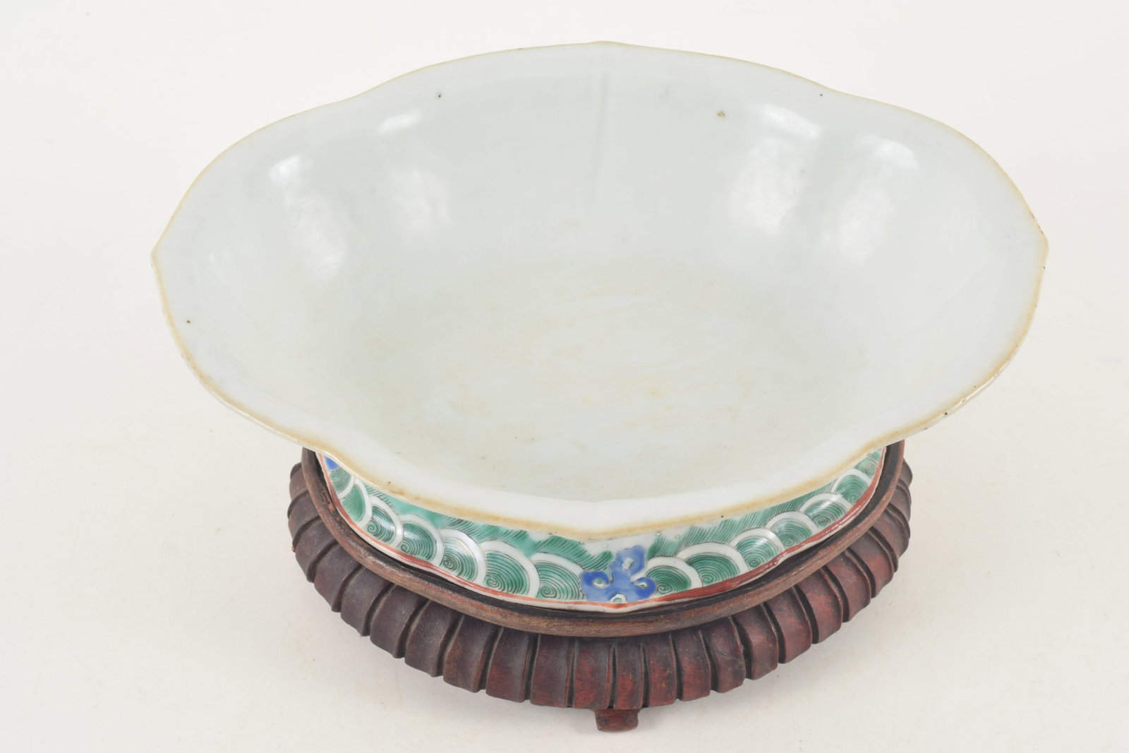 19th/20th century Chinese famille verte porcelain shaped dish. Figures in landscape decoration. - 2