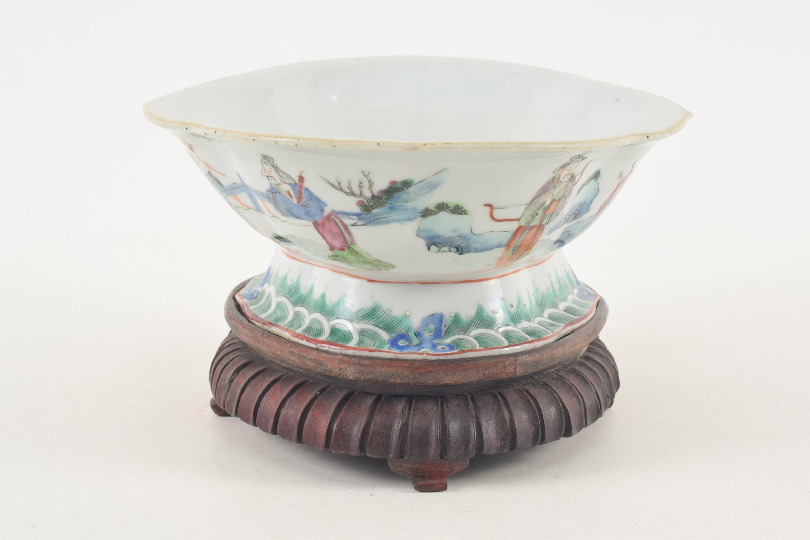 19th/20th century Chinese famille verte porcelain shaped dish. Figures in landscape decoration. - 3