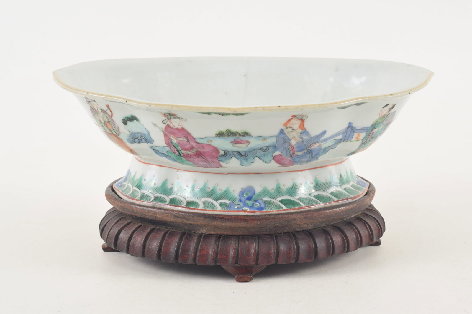 19th/20th century Chinese famille verte porcelain shaped dish. Figures in landscape decoration. - 4