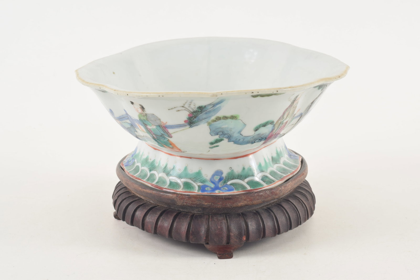 19th/20th century Chinese famille verte porcelain shaped dish. Figures in landscape decoration. - 5