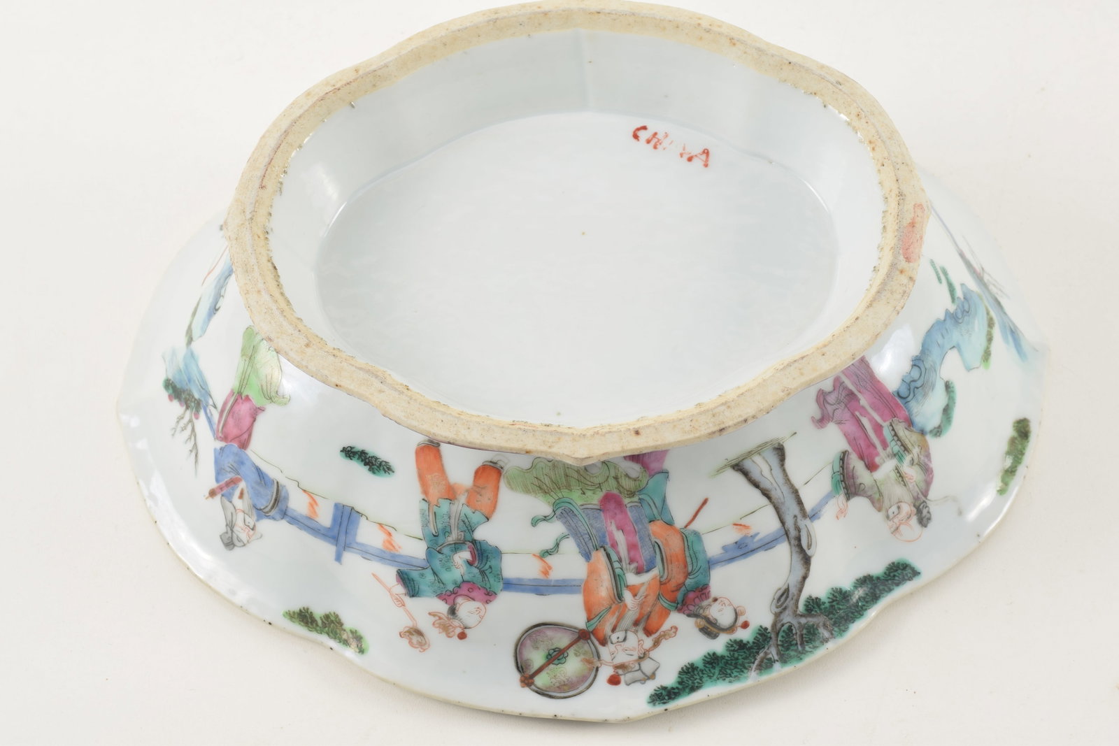 19th/20th century Chinese famille verte porcelain shaped dish. Figures in landscape decoration. - 6