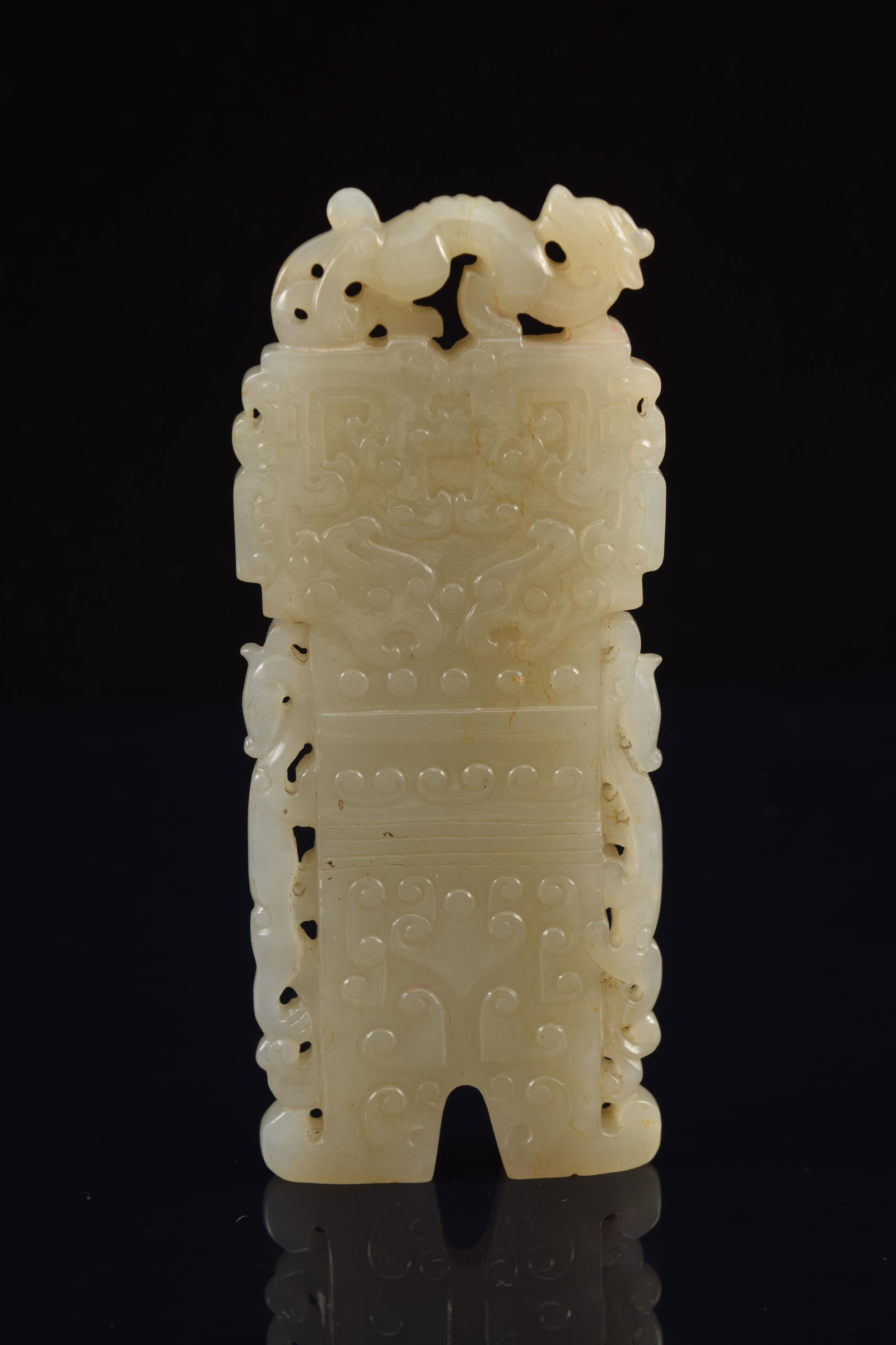 Jade pendant. China. Chien Lung period (1735-1796). Carving of archaic motifs. Grey colored stone - 3