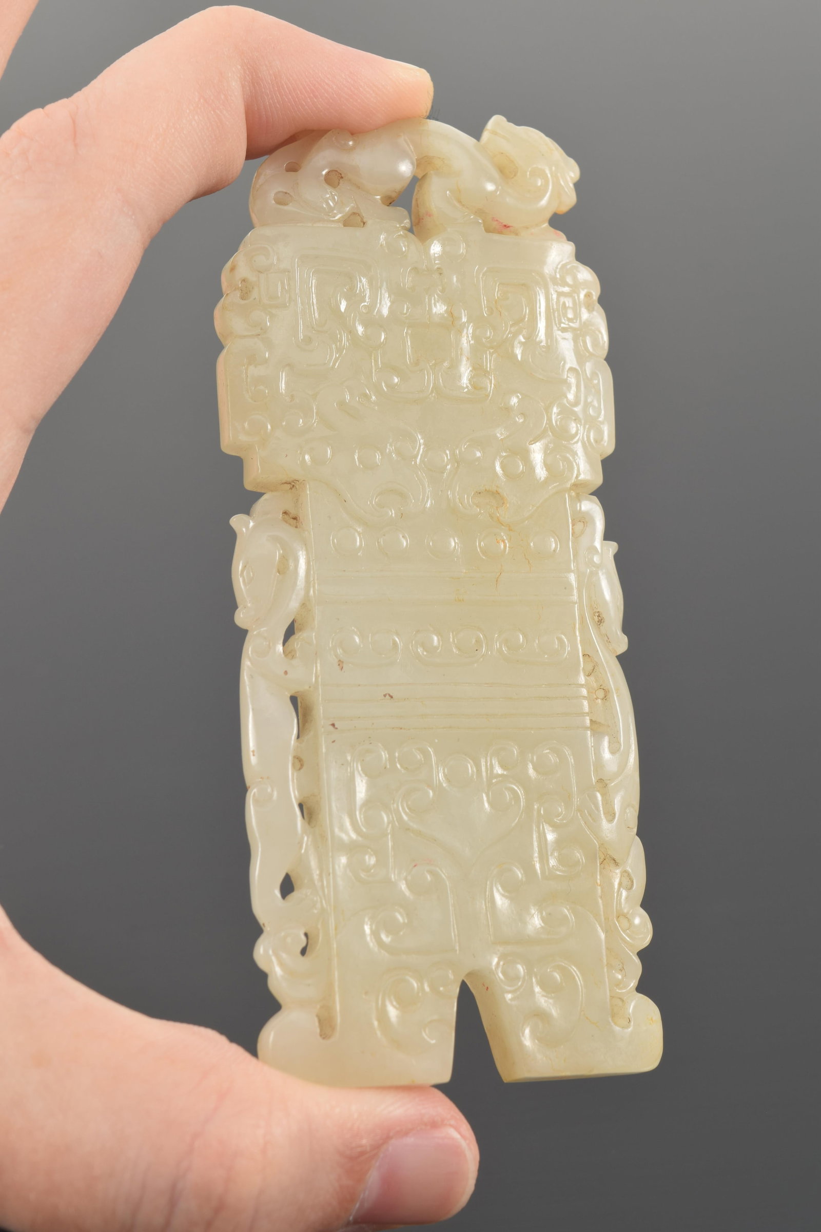 Jade pendant. China. Chien Lung period (1735-1796). Carving of archaic motifs. Grey colored stone - 4