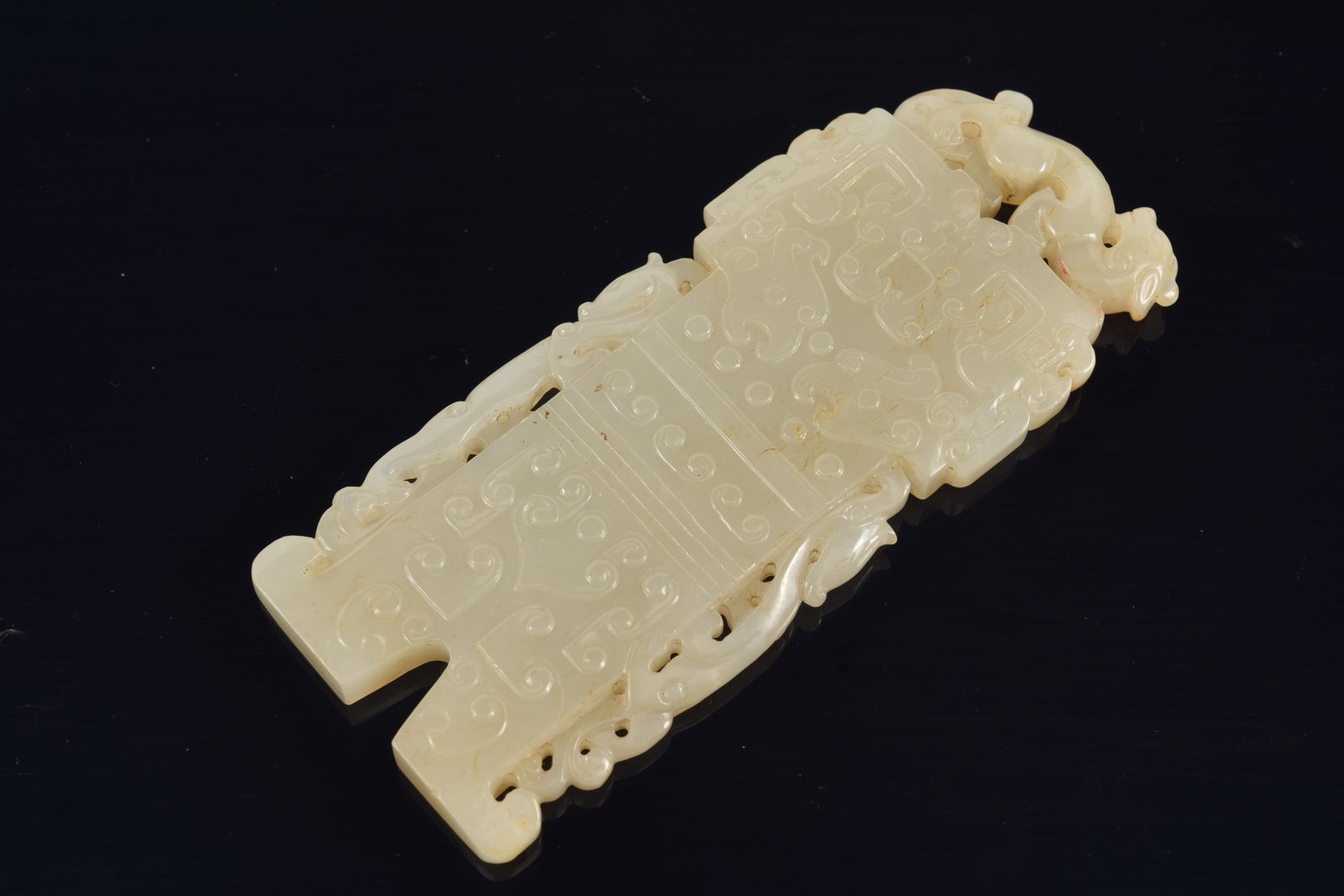 Jade pendant. China. Chien Lung period (1735-1796). Carving of archaic motifs. Grey colored stone - 5