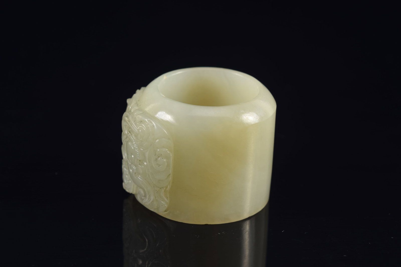 Jade archer's ring. China. 18th century. Surface carved with dragon and clouds. Grey-celadon color. - 5