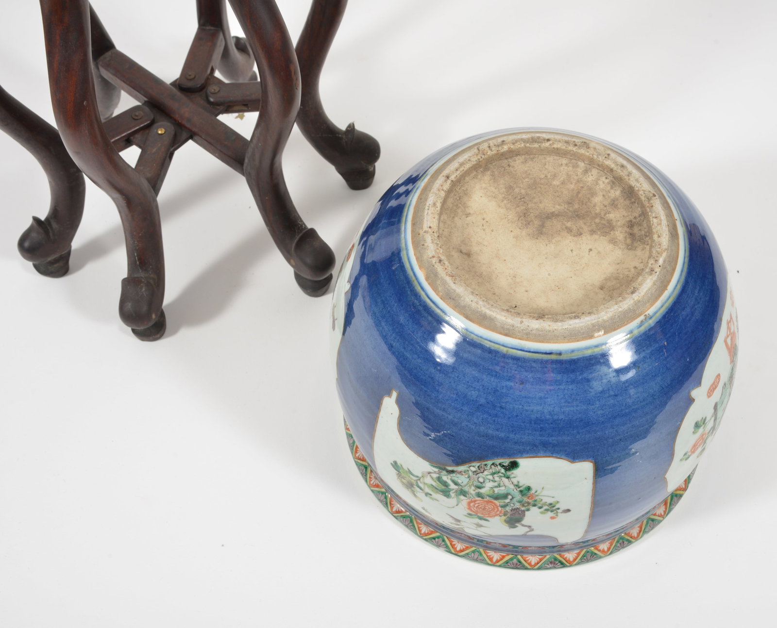 19th century Chinese porcelain planter. Blue ground with motifs of the hundred antiques and floral - 6