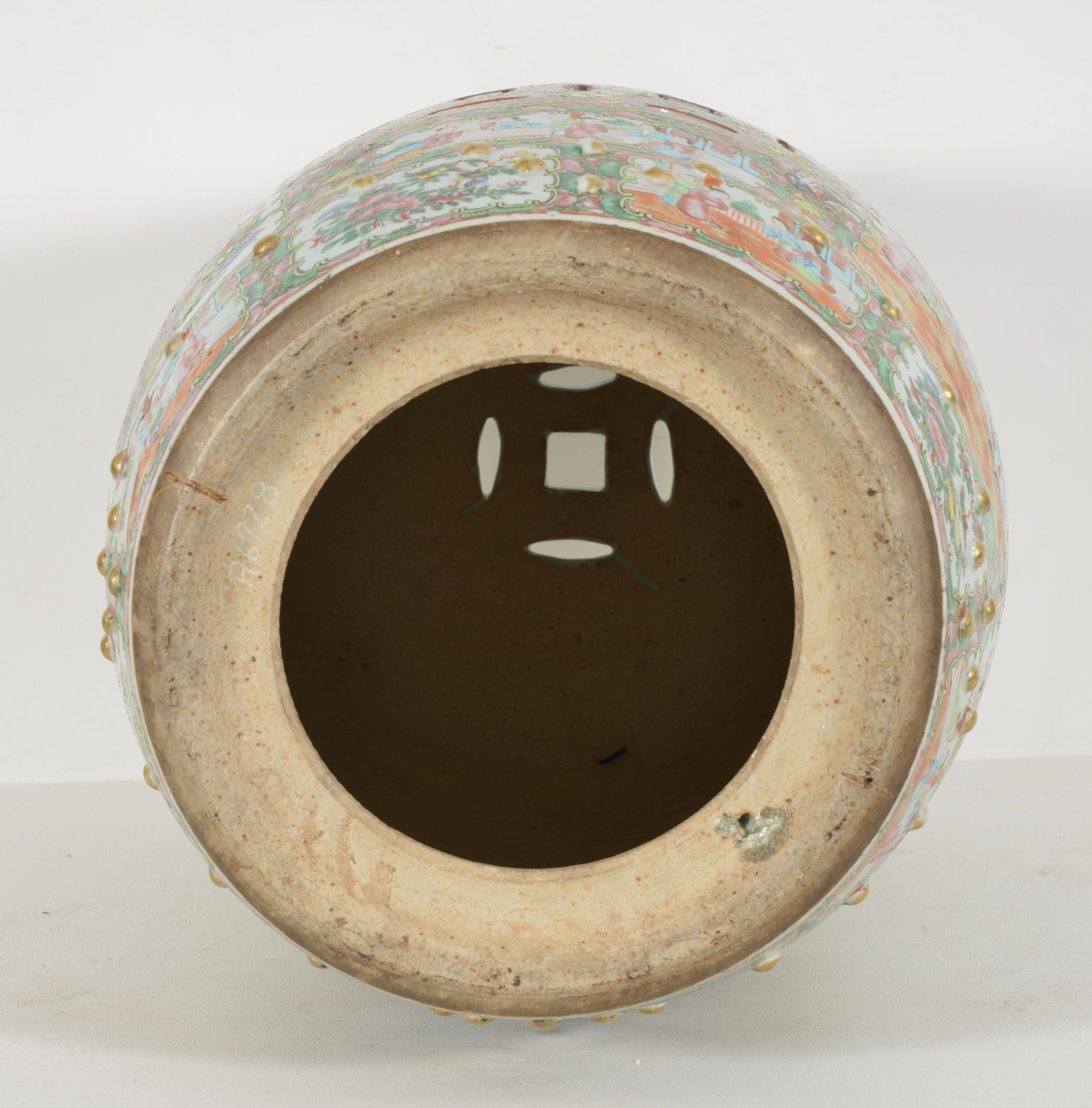 Chinese export porcelain garden seat with famille rose decorations of figural and floral panels. - 7