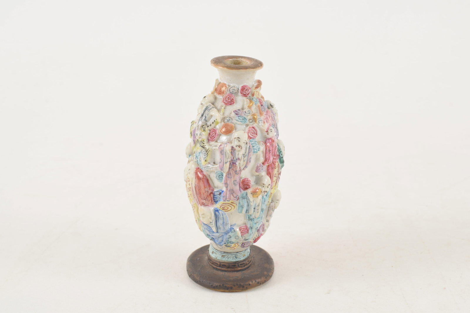19th century Chinese porcelain snuff bottle. Polychrome carved and molded with a design of the - 4