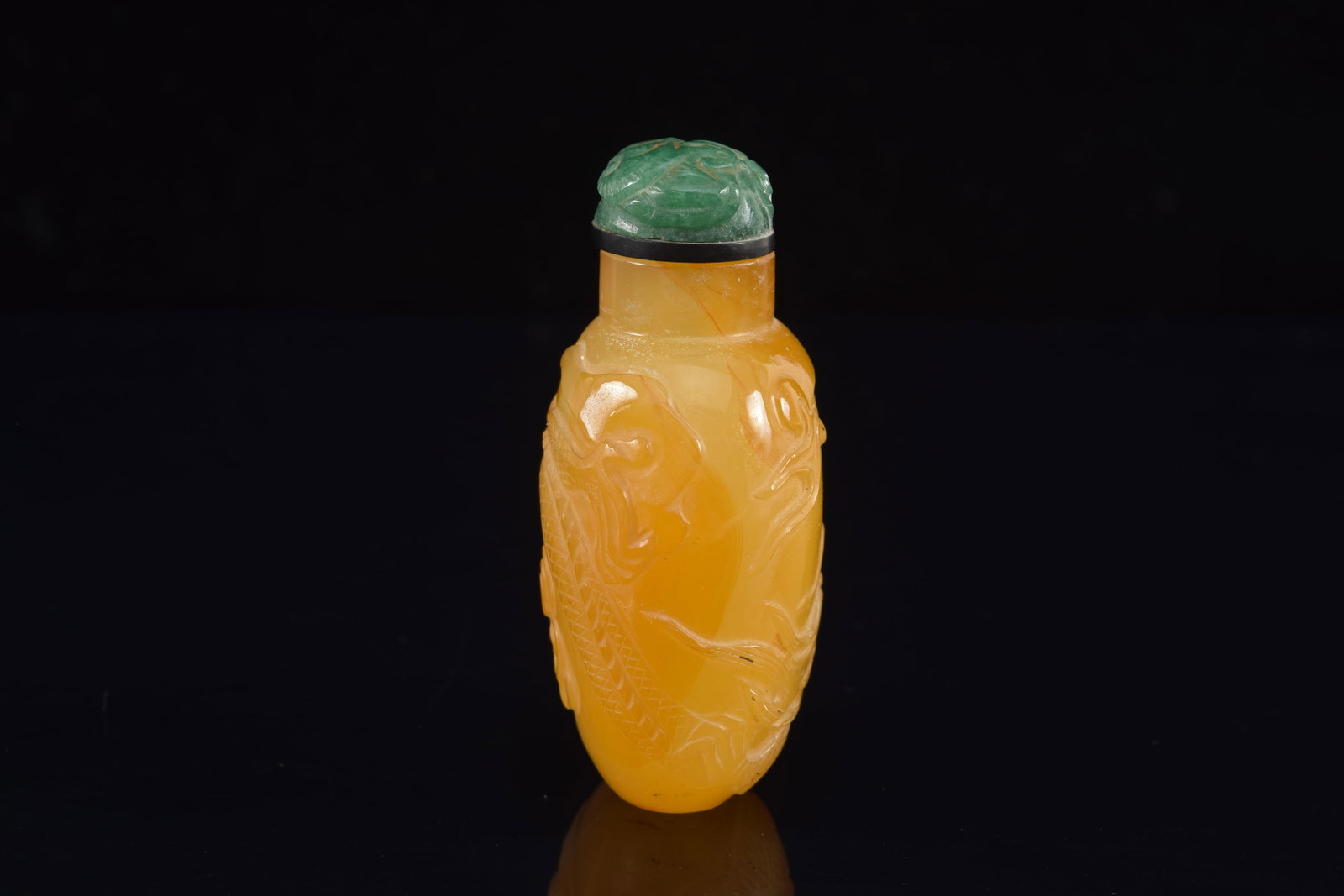 18th/19th century Chinese unusual carved yellow agate snuff bottle. Allover dragon decoration. - 4