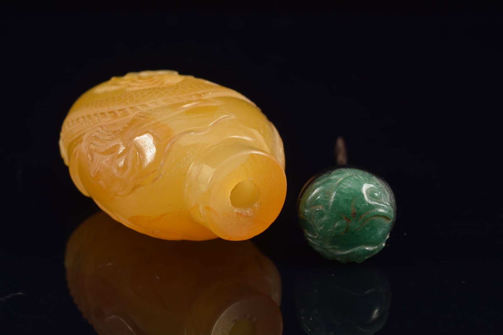 18th/19th century Chinese unusual carved yellow agate snuff bottle. Allover dragon decoration. - 5