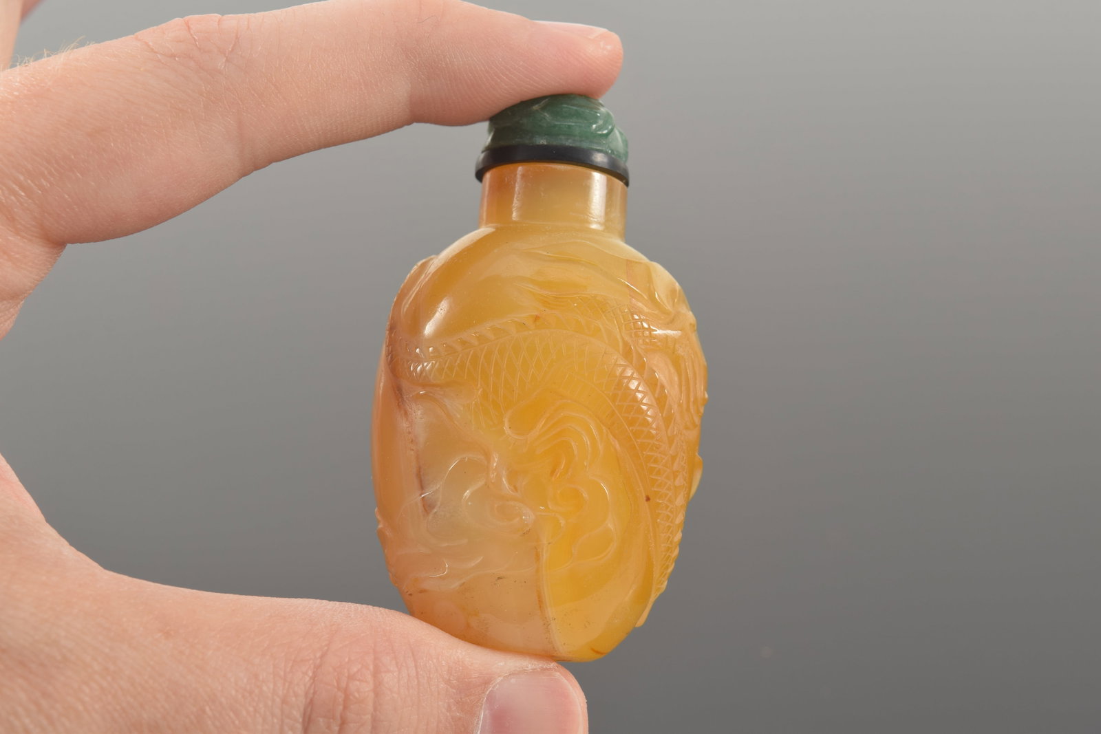 18th/19th century Chinese unusual carved yellow agate snuff bottle. Allover dragon decoration. - 6