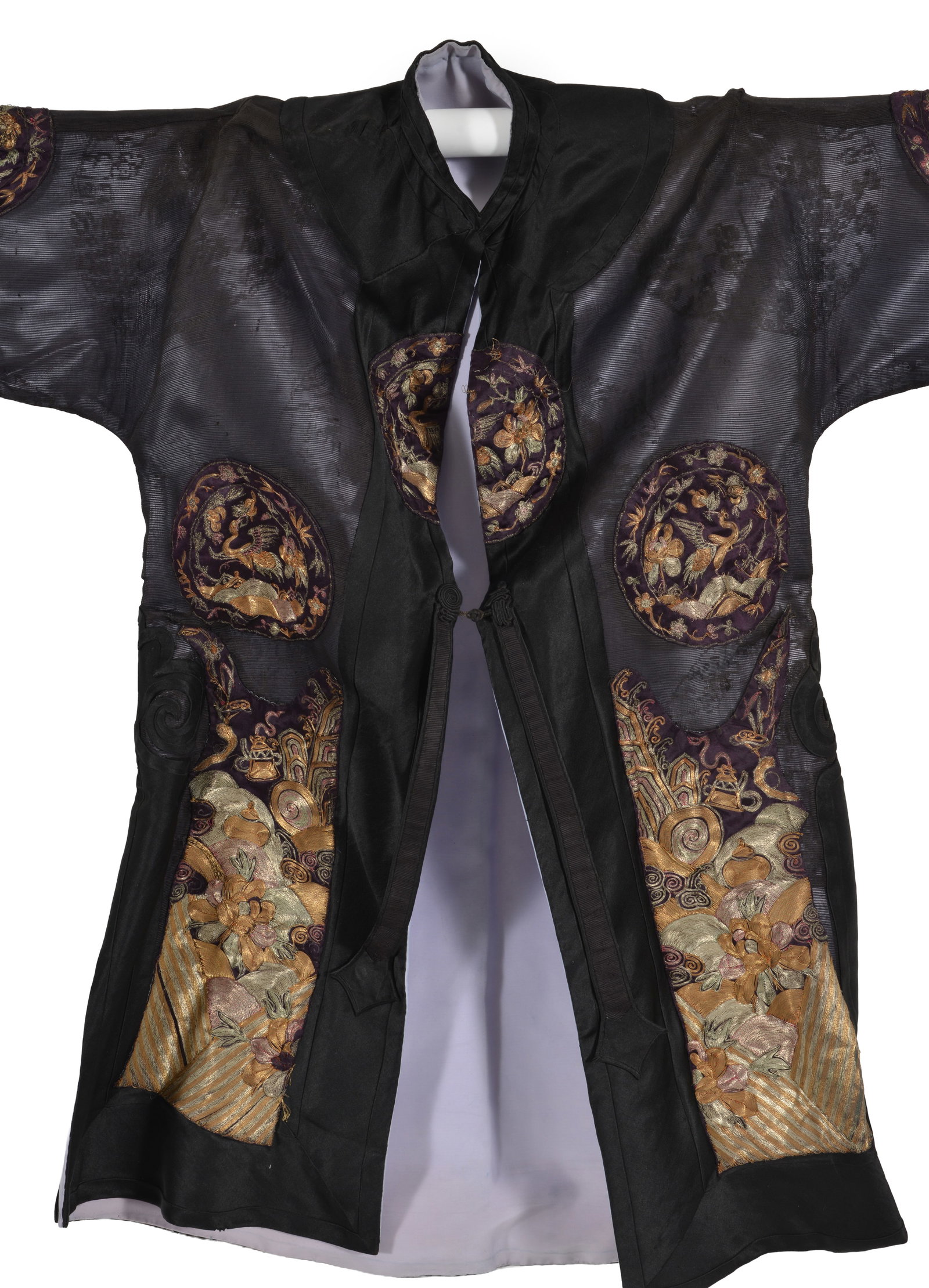 Chinese embroidered robe, early 20th century. Elaborate gold thread crane decorated roundels and - 2