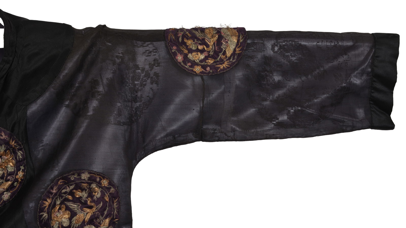 Chinese embroidered robe, early 20th century. Elaborate gold thread crane decorated roundels and - 4