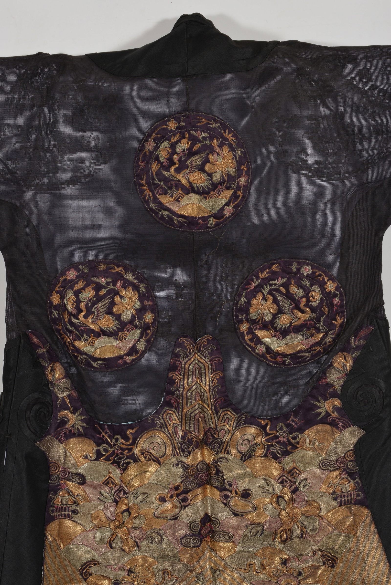 Chinese embroidered robe, early 20th century. Elaborate gold thread crane decorated roundels and - 7