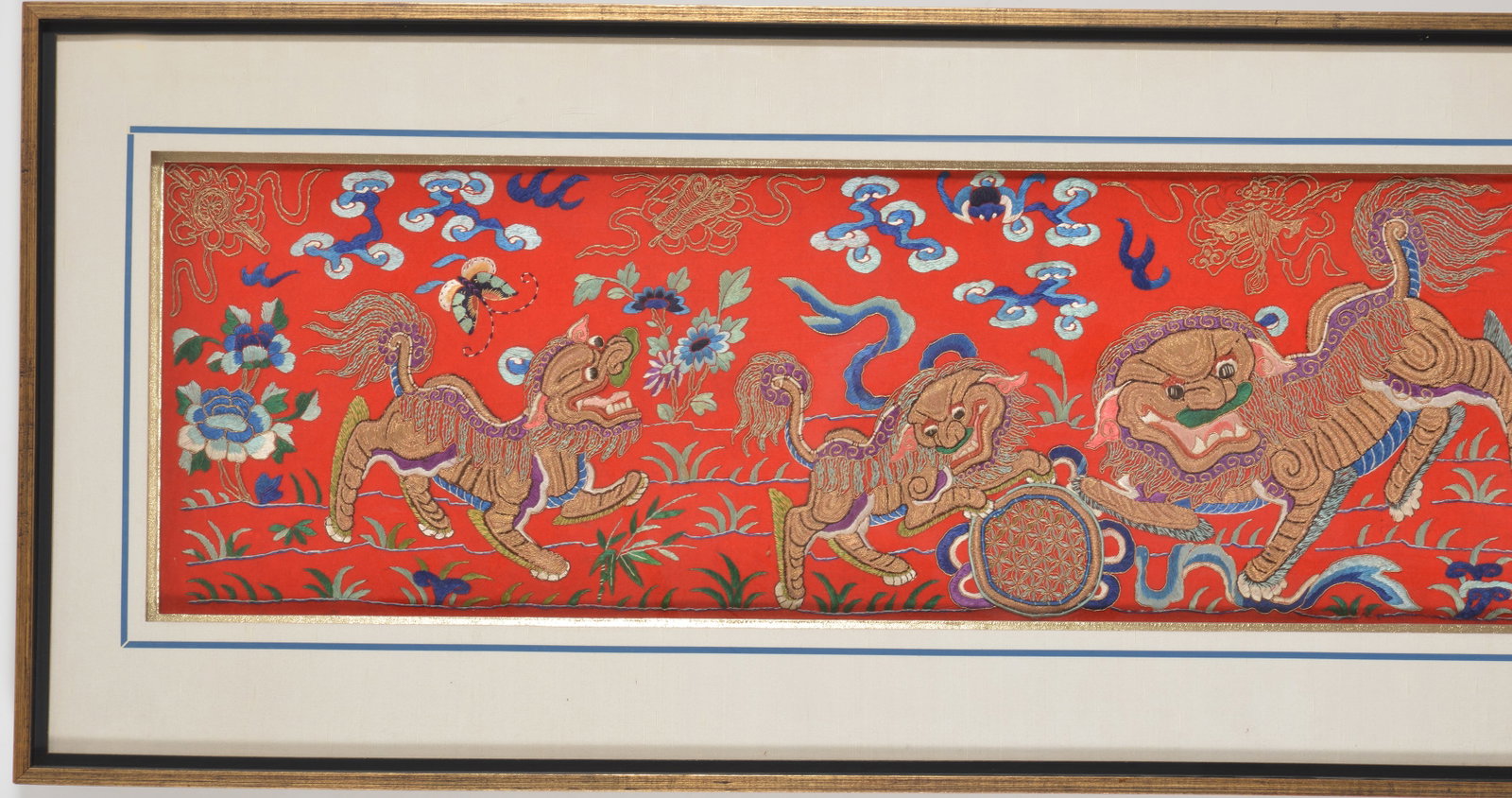 Chinese textile. Early 20th century. Silk and gold thread embroidery on red felt ground. Raised foo - 2