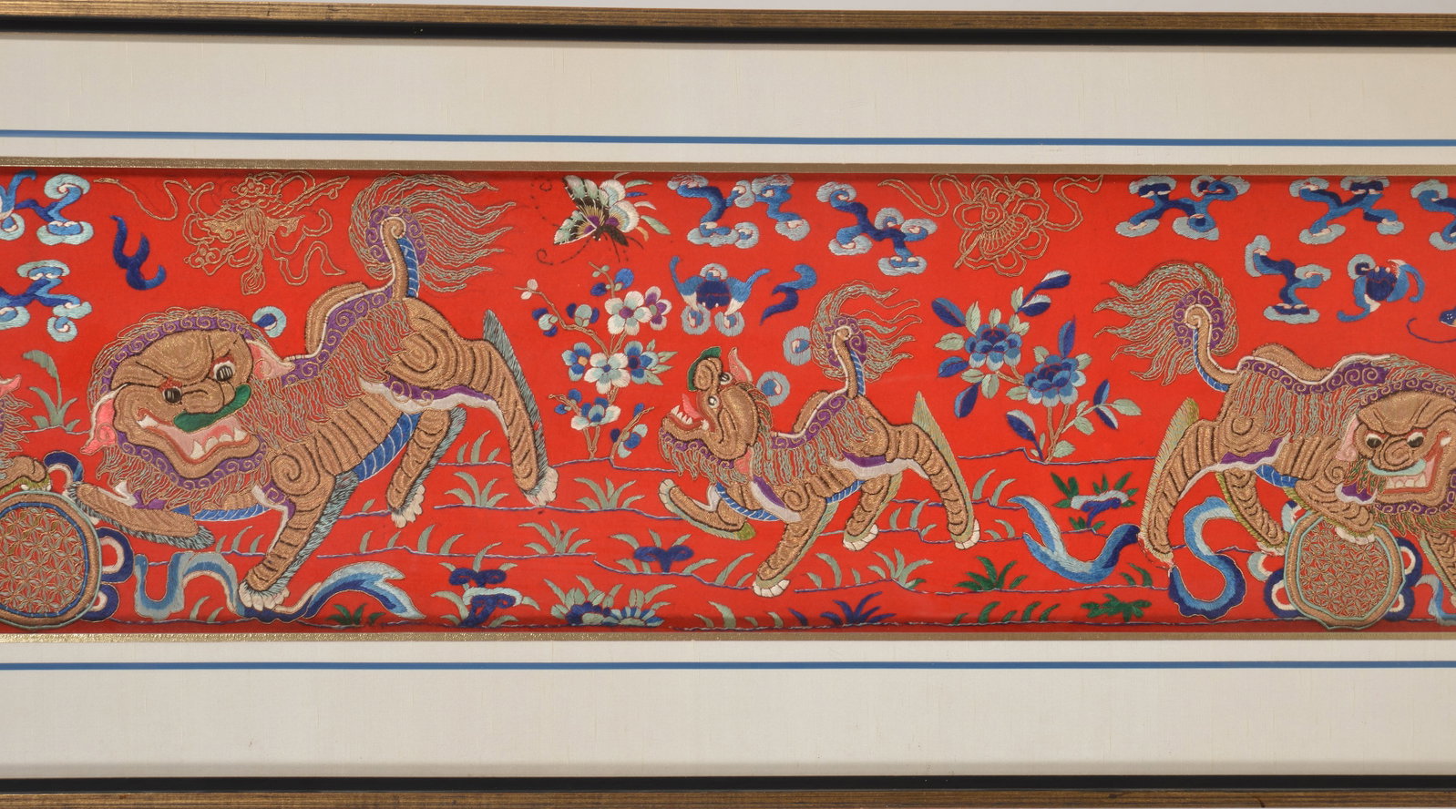 Chinese textile. Early 20th century. Silk and gold thread embroidery on red felt ground. Raised foo - 3