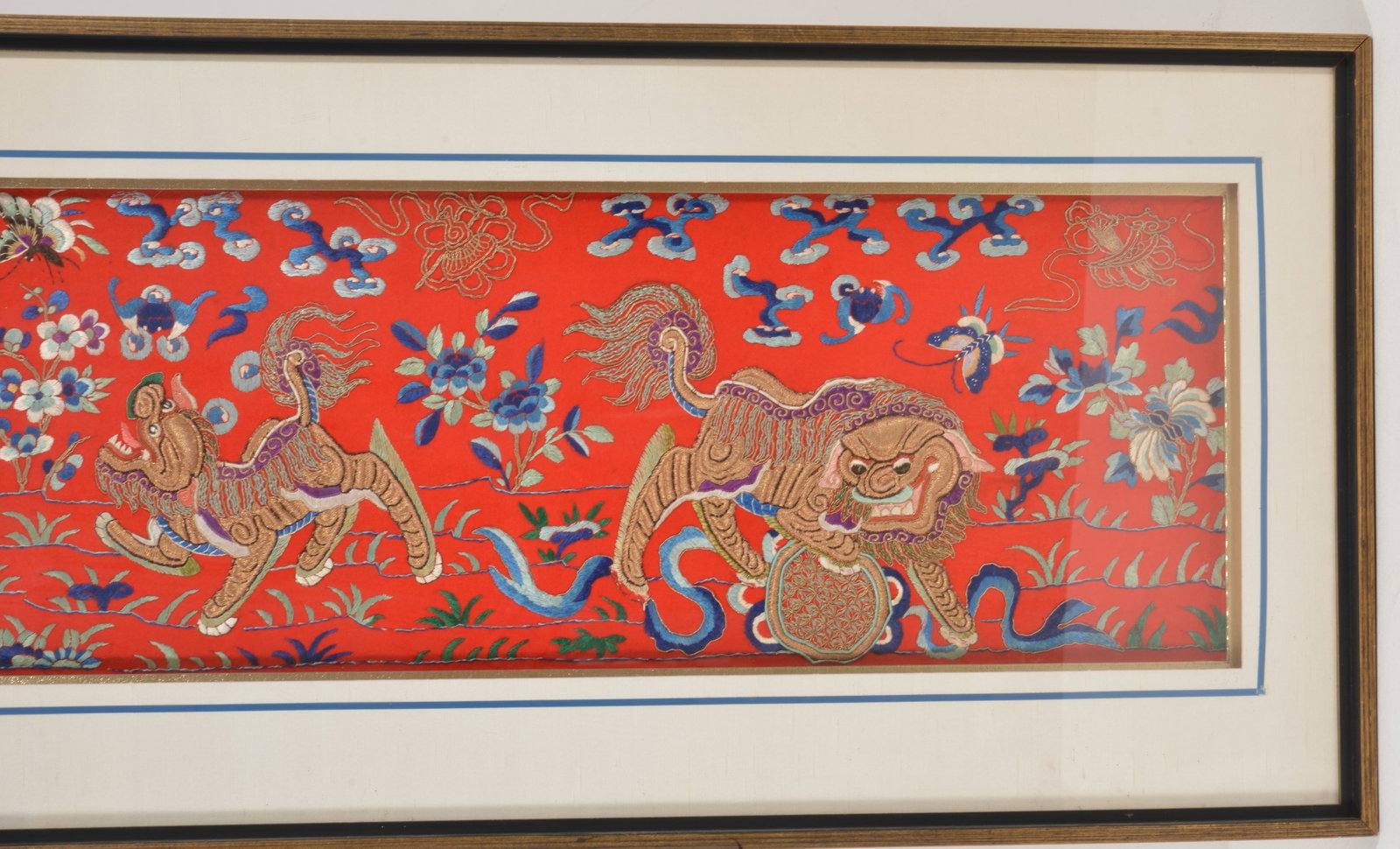 Chinese textile. Early 20th century. Silk and gold thread embroidery on red felt ground. Raised foo - 4