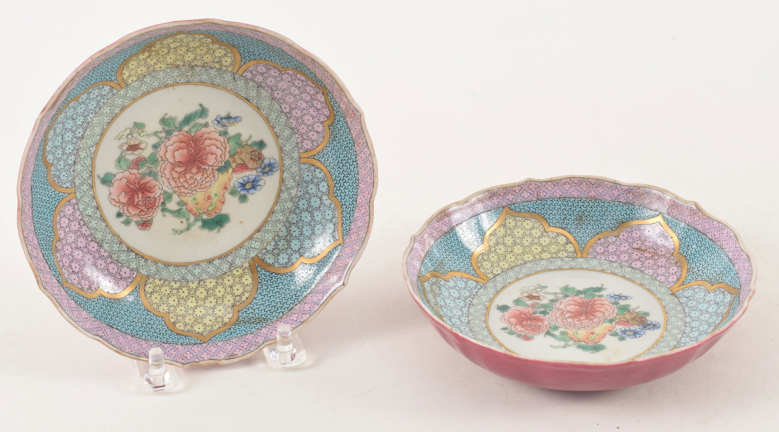 Pair of 18th century Chinese ruby back small shaped dishes. Fine quality intricate arabesque arches: Pair of 18th century Chinese ruby back small shaped dishes. Fine quality intricate arabesque arches with floral decorated centers. 5.5in diameter.