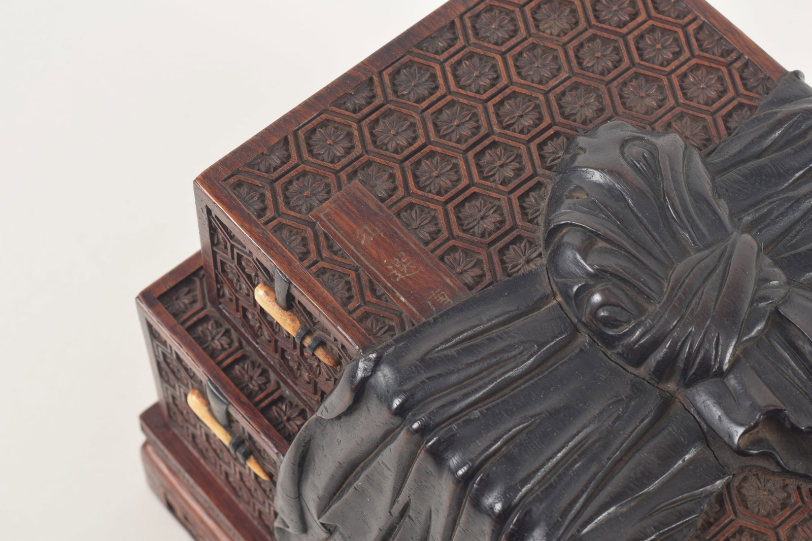 Treasure box. China. Chien Lung period (1735-1796). Zitan and hung mu. Carved allover with brocade - 3
