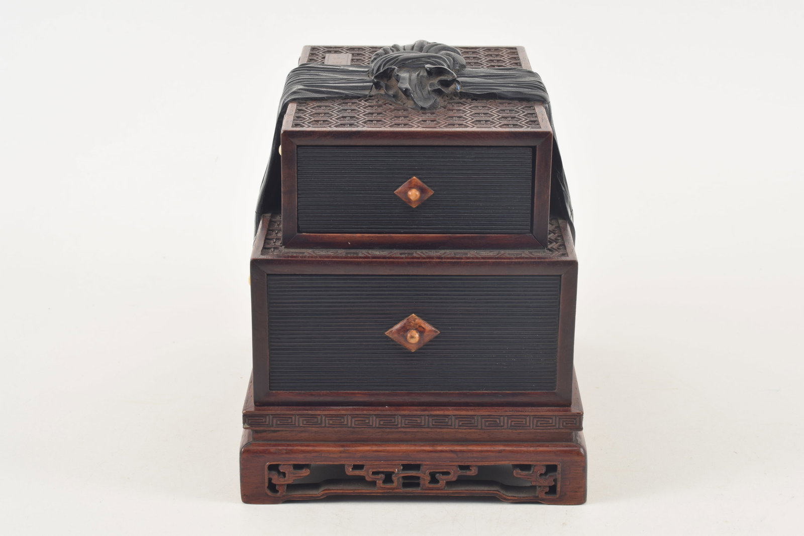 Treasure box. China. Chien Lung period (1735-1796). Zitan and hung mu. Carved allover with brocade - 4
