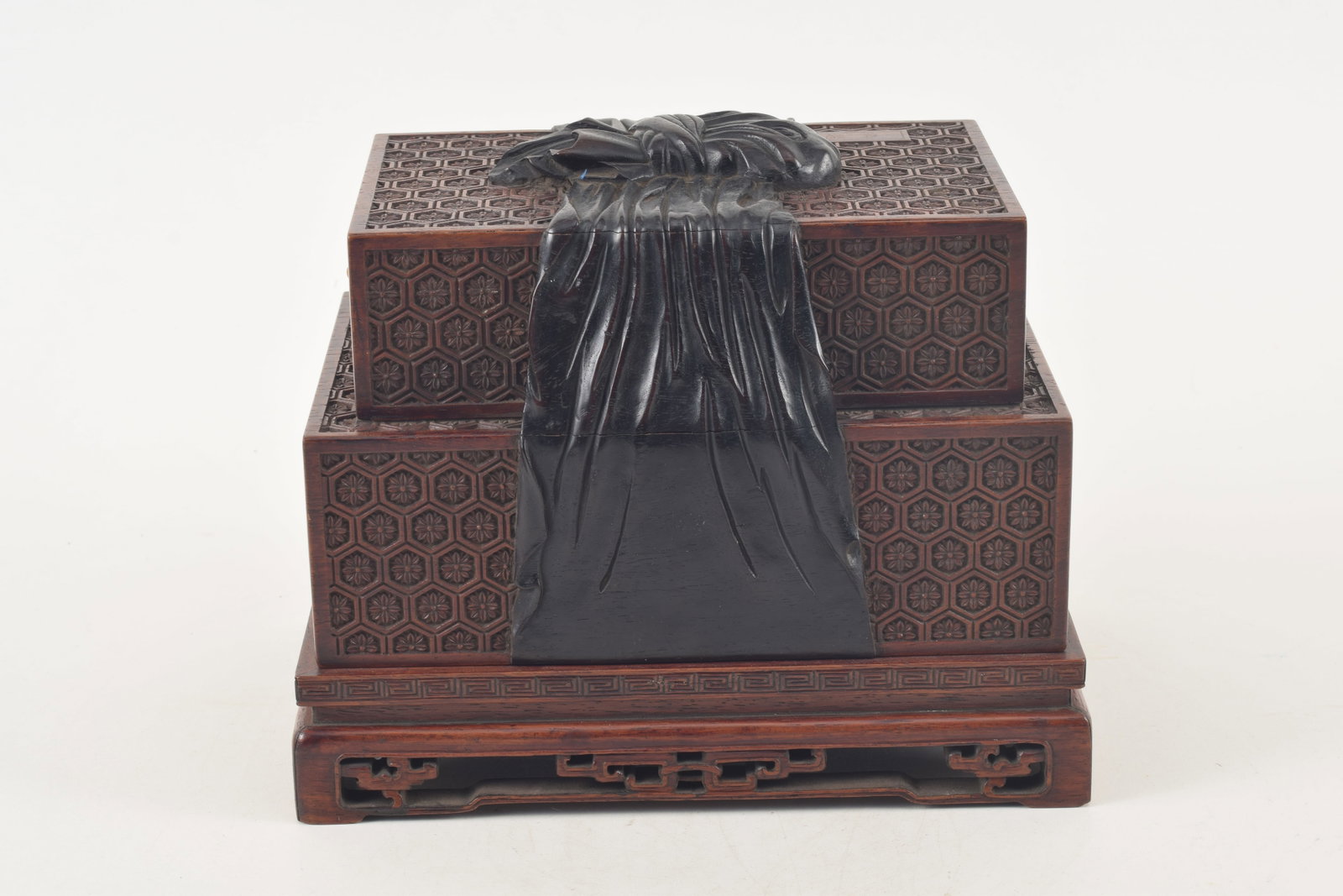Treasure box. China. Chien Lung period (1735-1796). Zitan and hung mu. Carved allover with brocade - 5