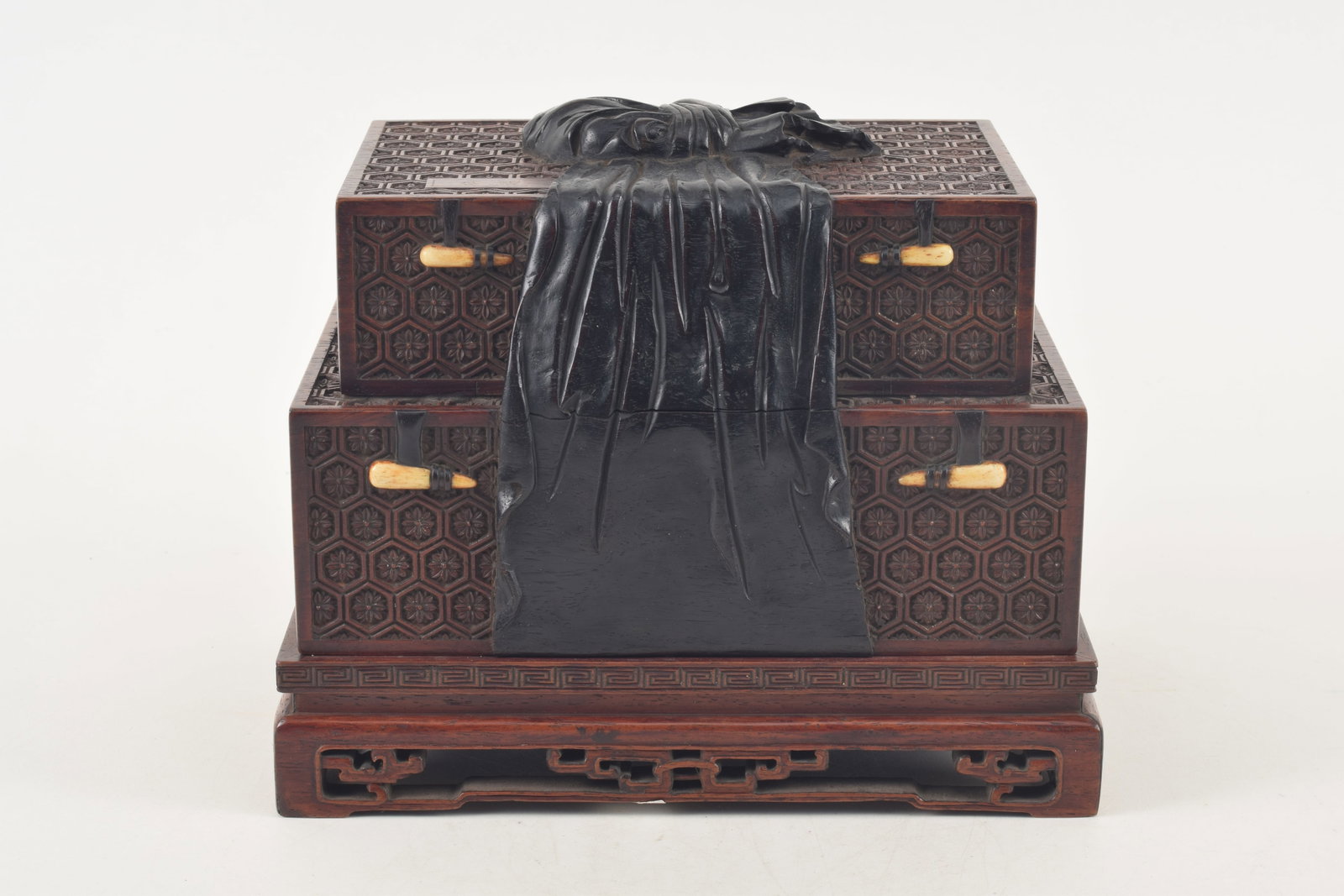 Treasure box. China. Chien Lung period (1735-1796). Zitan and hung mu. Carved allover with brocade - 7