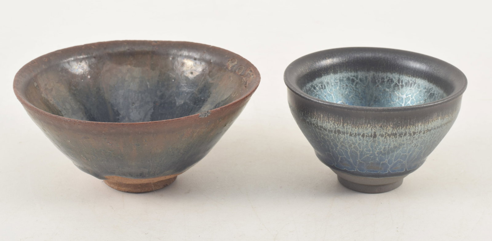 2 Japanese glazed tea bowls. Largest with chip. 4.5 and 3.5in diameters.: 2 Japanese glazed tea bowls. Largest with chip. 4.5 and 3.5in diameters.