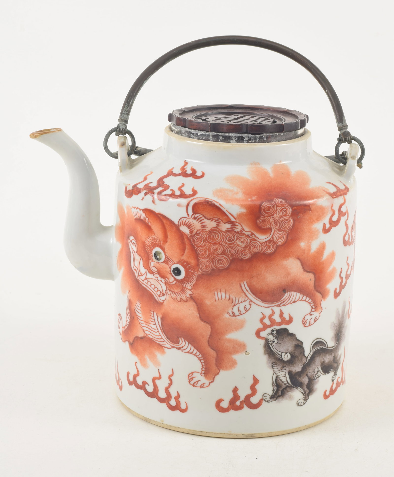 Chinese porcelain ewer with iron red foo dog decoration, early 20th century. Metal handles. Glass (1 of 8)