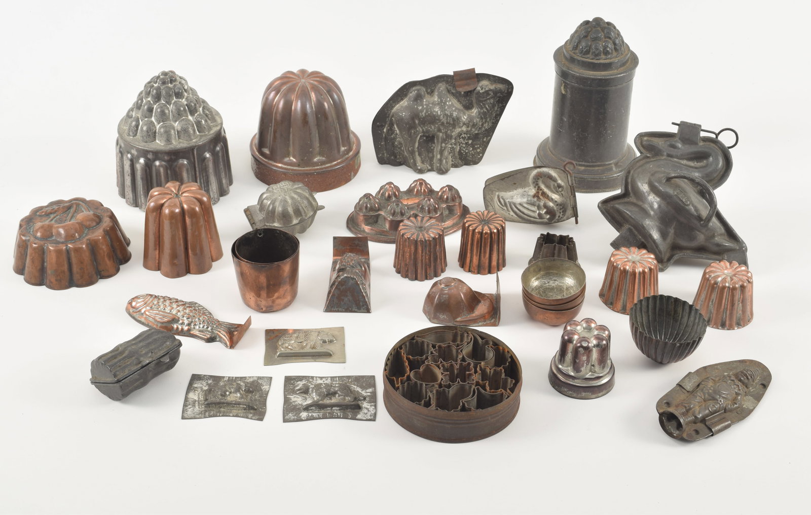 Large collection of 19th Century pudding molds and cookie cutters in tin and copper. (1 of 7)