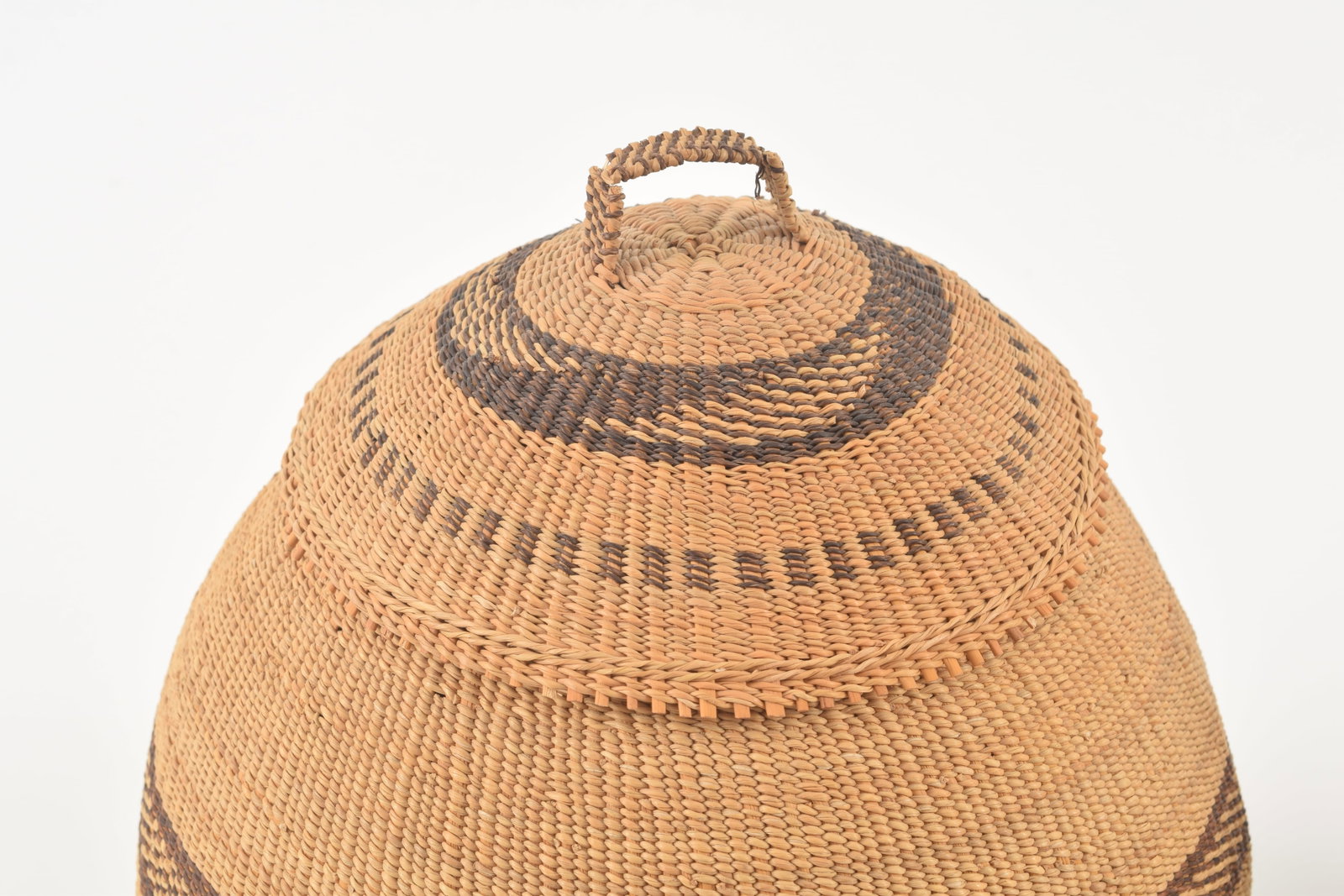 2 lidded baskets. Largest: 9.5in high. - 2