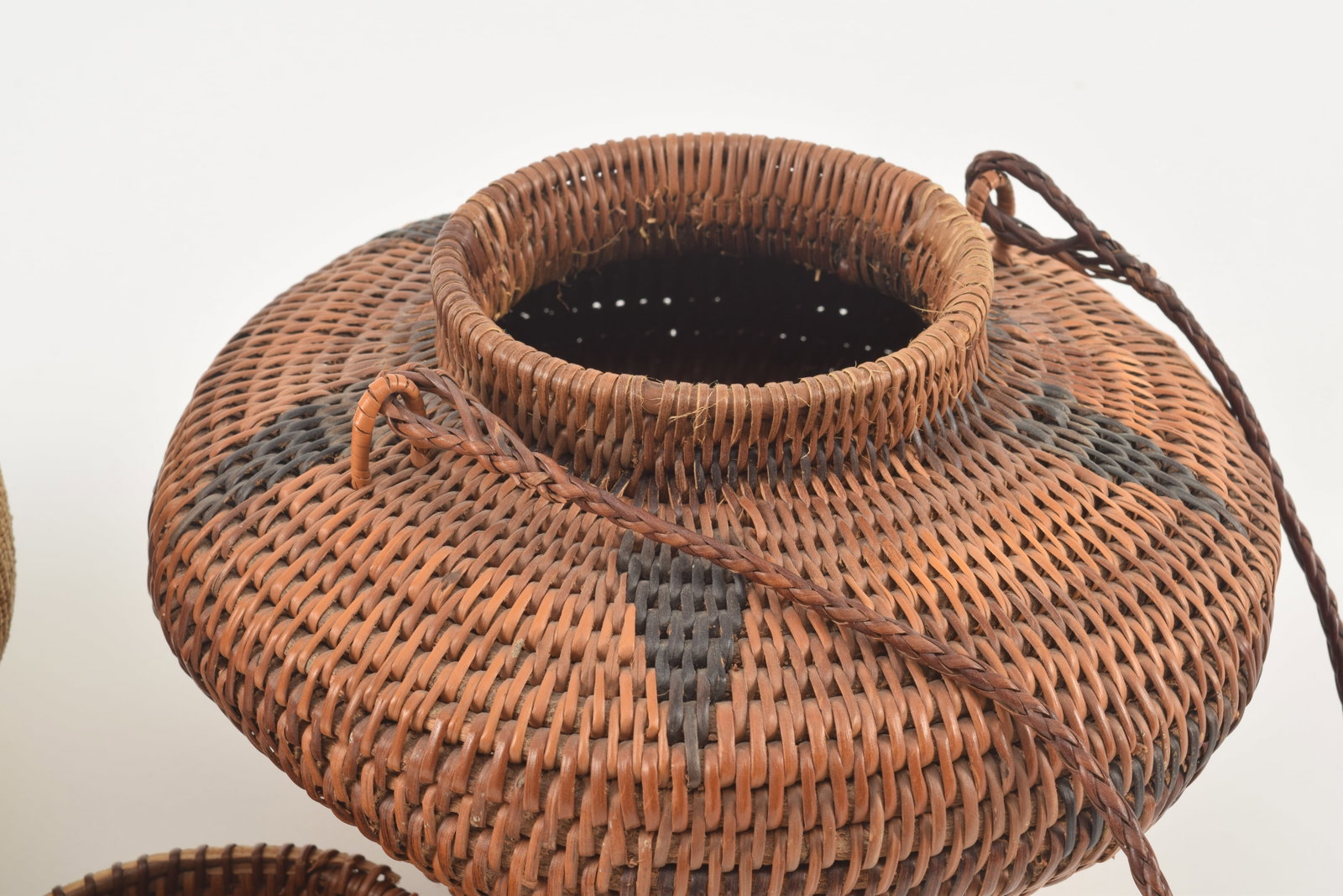 2 lidded baskets. Largest: 9.5in high. - 3