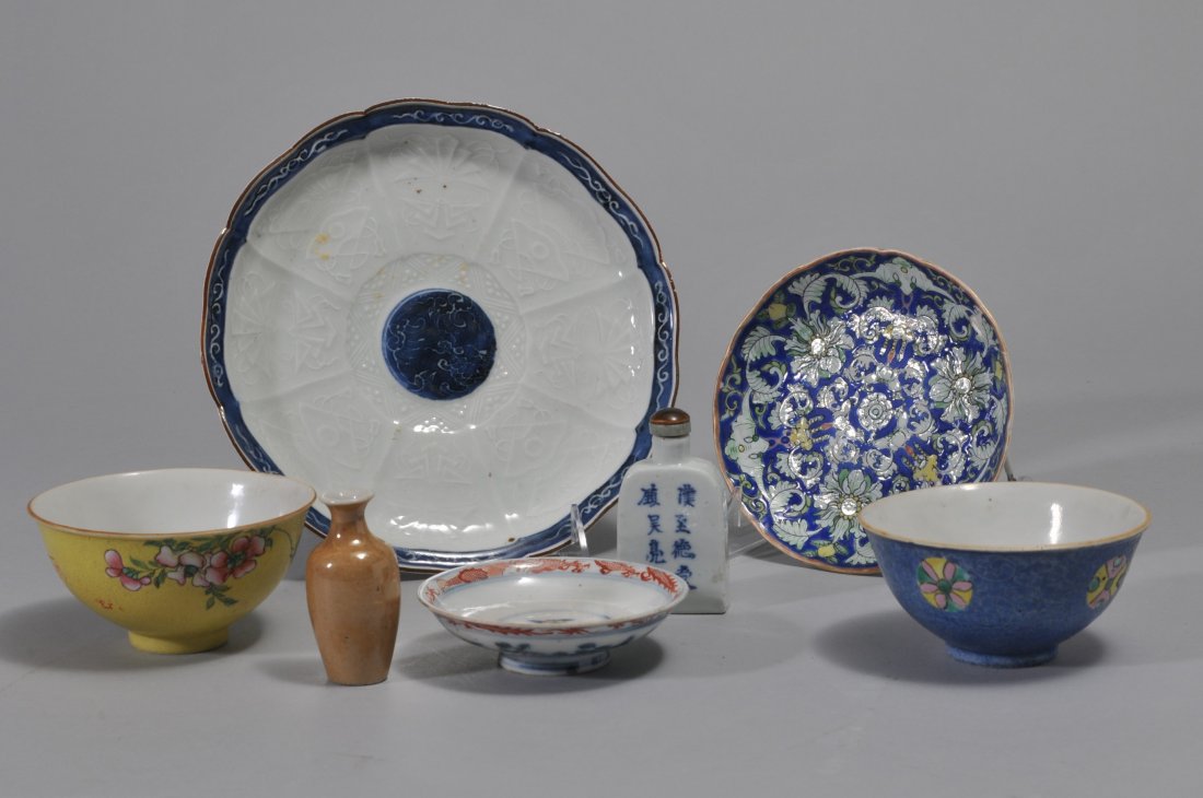 Lot of 7 porcelains. China and Japan. 19th century. To (1 of 7)