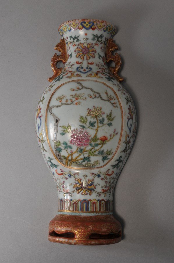 Wall vase. China. 19th century. Famille Rose decoration (1 of 4)