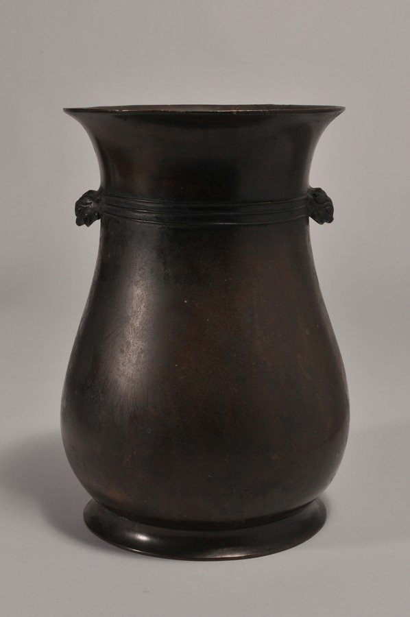 Archaic style bronze vessel. China. Ming period (1 of 3)