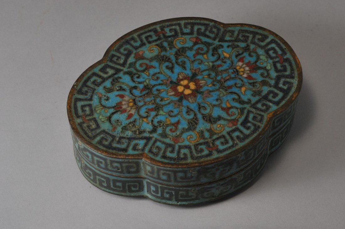 Cloisonn box. China. 19th century. Quatrefoil shape. (1 of 7)